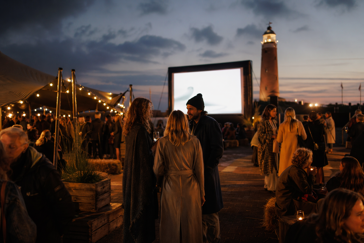 Twee makers lopen over het strand bij schemerlicht