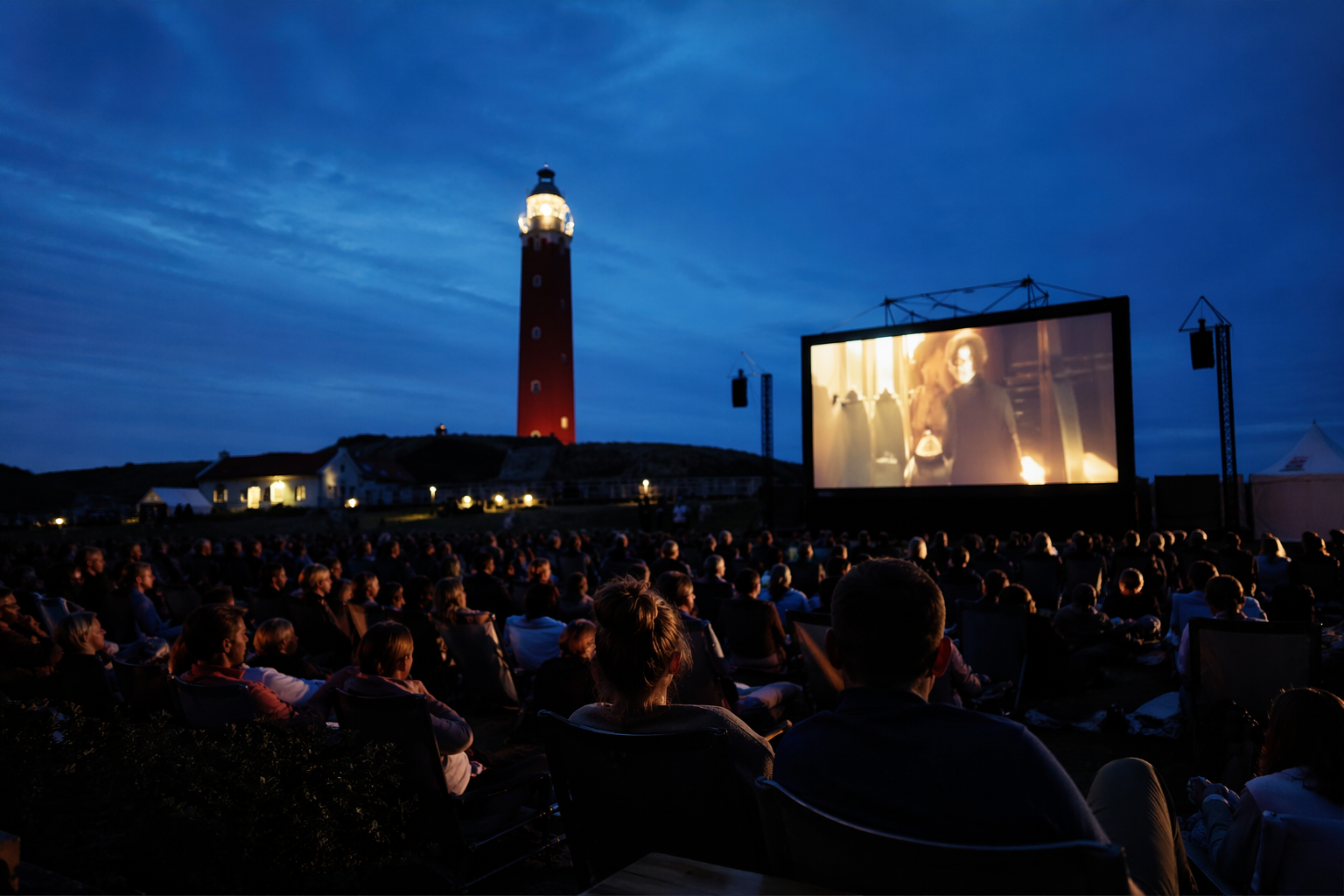 Openluchtscreening in de duinen met de Vuurtoren van Texel op de achtergrond