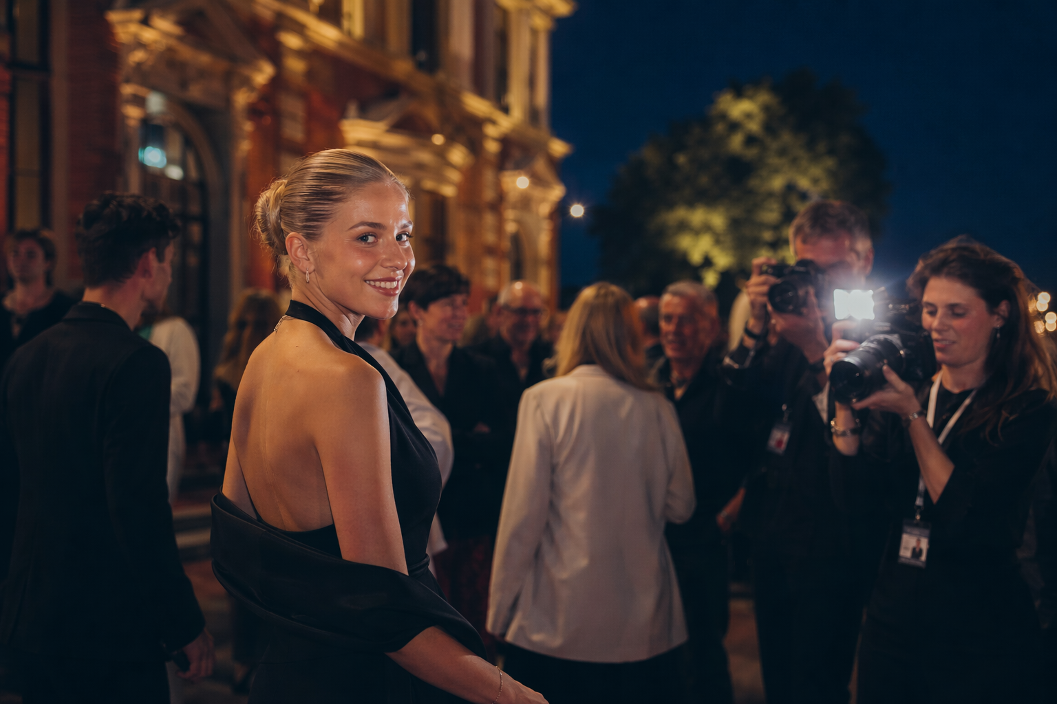 Zwart-wit portret van een visser met hoed op Texel